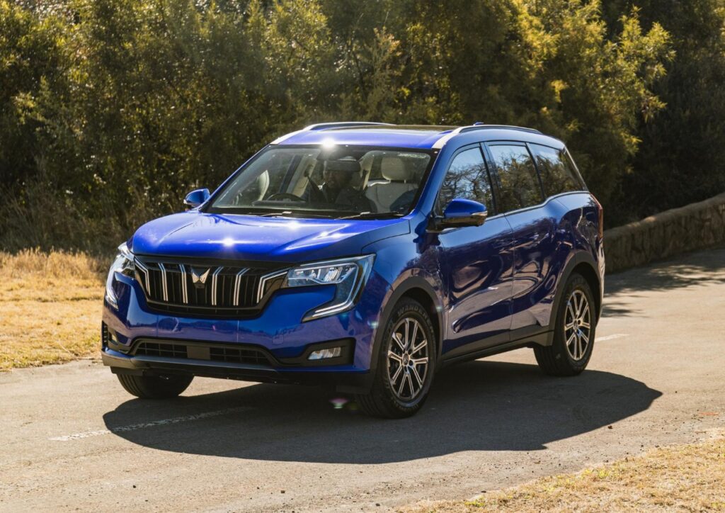2023-mahindra-xuv700-in-blue-front-side-angle-evtopspeed