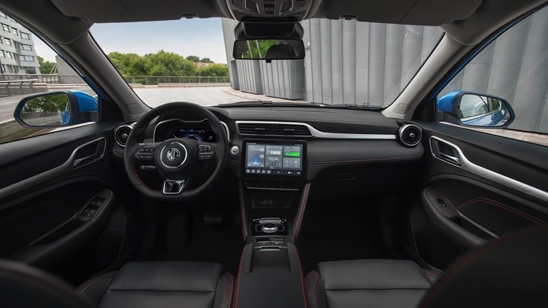 2023-mg-zs-ev-interior-photo-steering-wheel-and-dashboard-evtopspeed