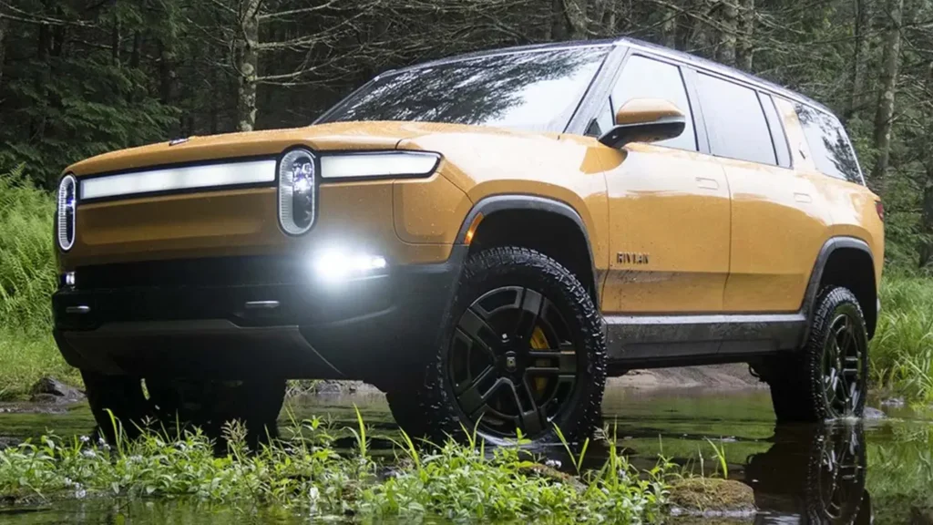 2023-rivian-r1s-front-side-angle-evtopspeed